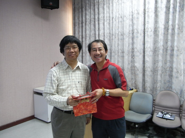 贈送紀念品給演講老師