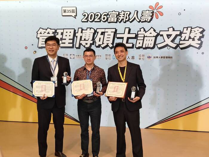 吳育鑫同學及高信雄副教授合影