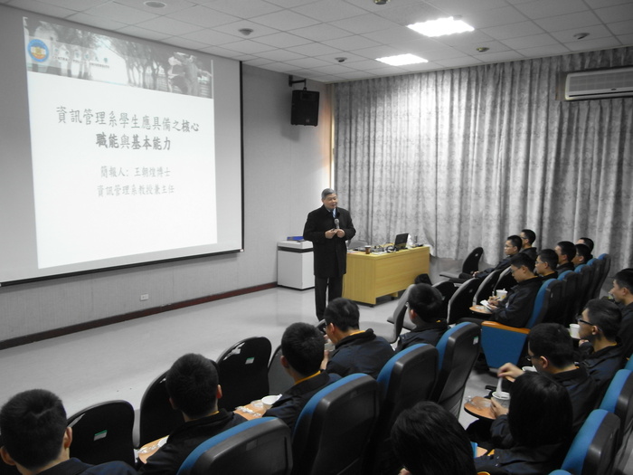 王主任講解本系學生核心職能